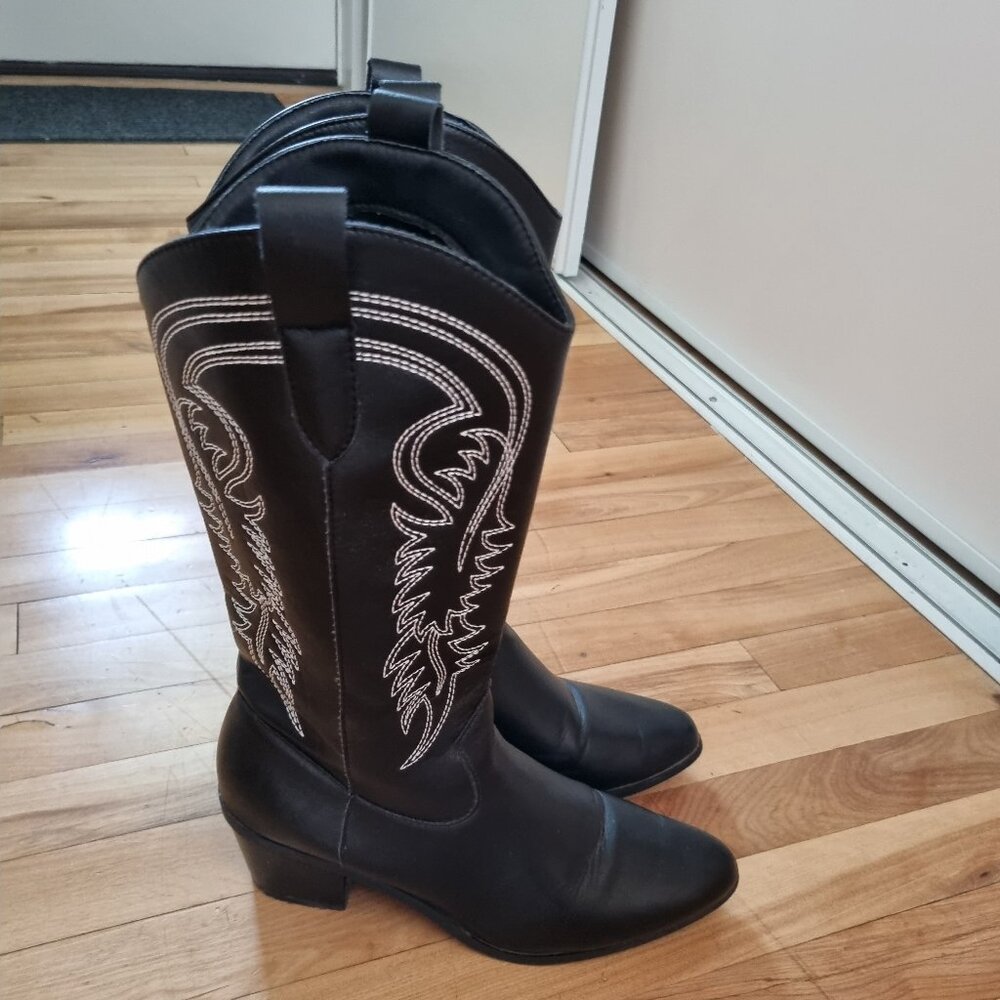Black cowboy boots with white stitching
